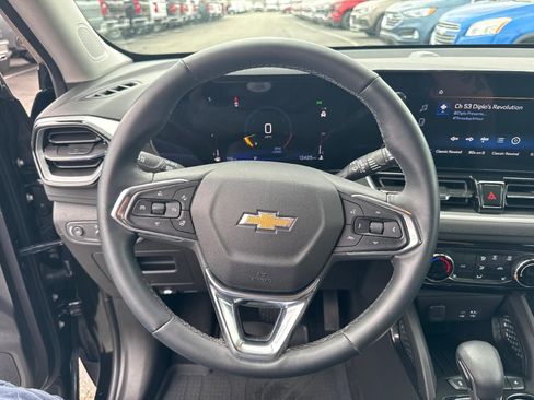Used 2025 Chevrolet TrailBlazer LT w/ LT Cold Weather Package FWD image 17