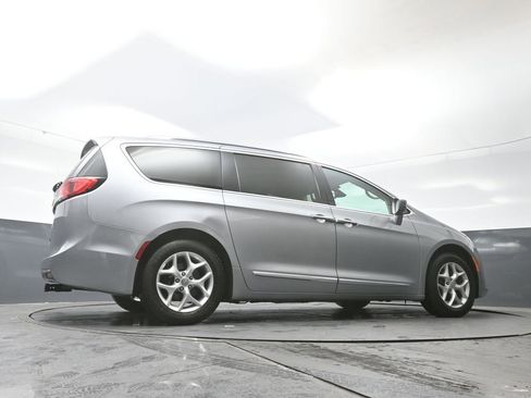 Used 2018 Chrysler Pacifica Touring-L w/ Tire & Wheel Group image 22