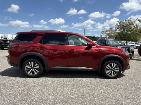 Used 2024 Nissan Pathfinder SL FWD image 2