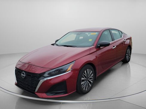 Used 2024 Nissan Altima 2.5 SV image 2