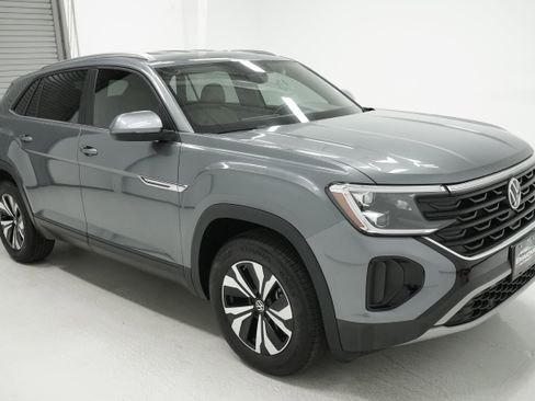 Used 2025 Volkswagen Atlas Cross Sport SE image 3