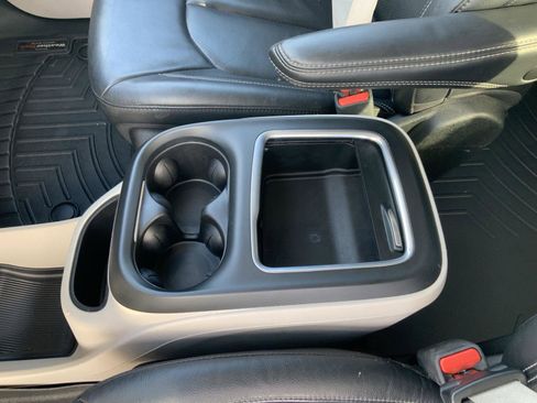 Used 2022 Chrysler Pacifica Touring-L image 52