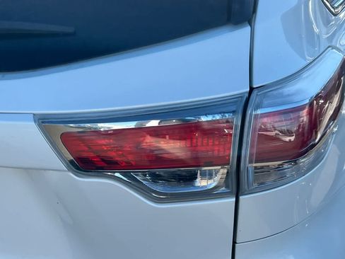 Used 2014 Toyota Highlander Plus FWD image 18