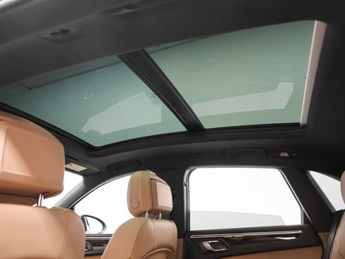 Certified 2023 Porsche Macan AWD/4WD image 43