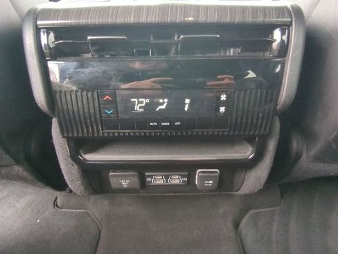 Used 2024 Jeep Wagoneer L Series II w/ Flexible Seating Group AWD/4WD image 19