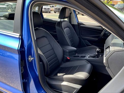 Used 2024 Volkswagen Jetta SE FWD image 9