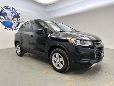 Used 2022 Chevrolet Trax LT w/ LT Convenience Package image 12