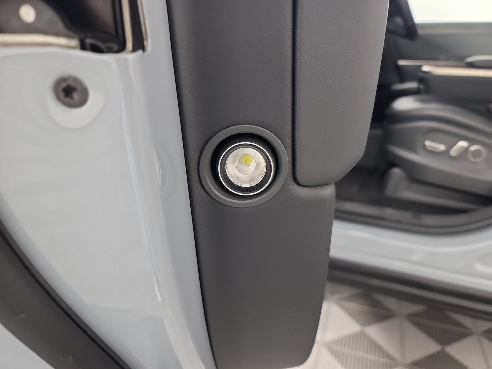 Used 2025 Rivian R1S Adventure Dual AWD/4WD image 32