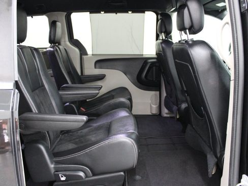 Used 2016 Dodge Grand Caravan SXT FWD image 12