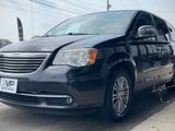 Used 2014 Chrysler Town & Country Touring-L w/ Driver Convenience Group image 6