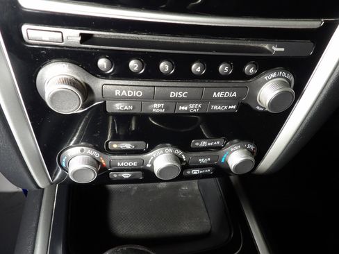 Used 2019 Nissan Pathfinder SV image 15