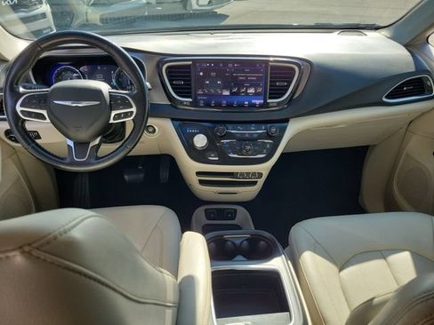 Used 2021 Chrysler Pacifica Touring-L FWD image 15