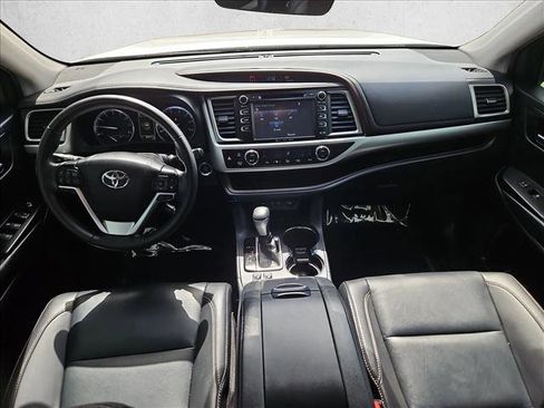 Used 2019 Toyota Highlander XLE AWD/4WD image 18