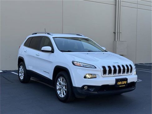 Used 2018 Jeep Cherokee Latitude AWD/4WD image 3