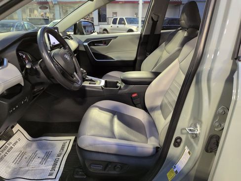 Used 2023 Toyota RAV4 XLE Premium image 9