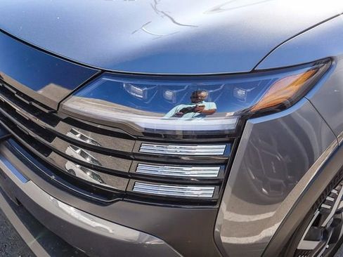 Used 2025 Nissan Kicks SV image 7