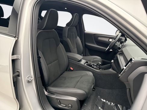 Used 2025 Volvo XC40 B5 Plus AWD/4WD image 17