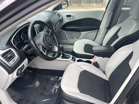 Used 2019 Jeep Compass Latitude w/ Cold Weather Group FWD image 8