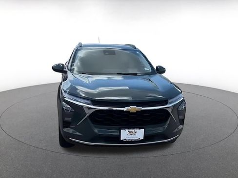 Used 2025 Chevrolet Trax LT w/ LT Convenience Package FWD image 4