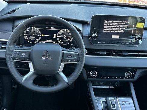 New 2025 Mitsubishi Outlander SE image 15