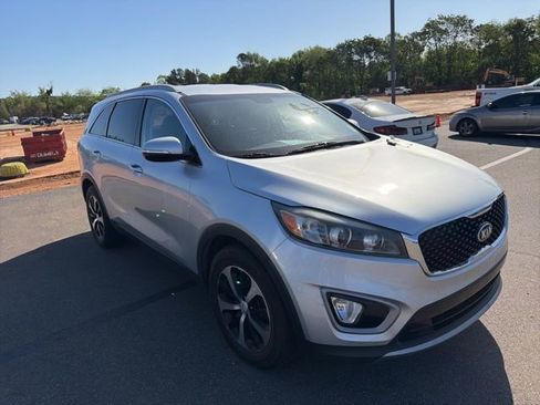 Used 2018 Kia Sorento EX image 2