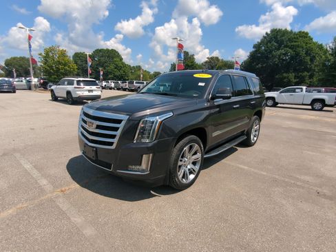Used 2017 Cadillac Escalade Luxury AWD/4WD image 4