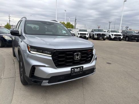 Used 2025 Honda Pilot TrailSport image 2