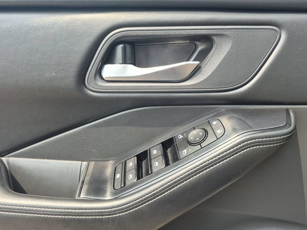Used 2025 Nissan Rogue SV AWD/4WD image 8