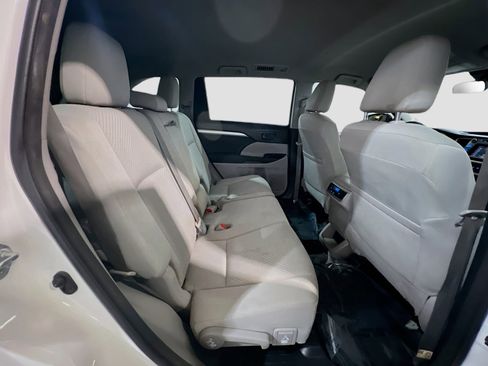 Used 2017 Toyota Highlander LE FWD image 19