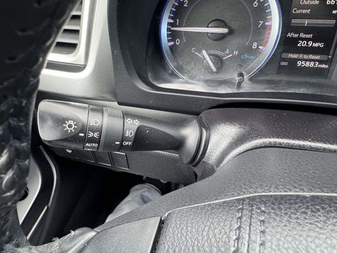 Used 2019 Toyota Highlander XLE AWD/4WD image 40