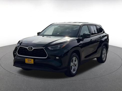 Used 2025 Toyota Highlander LE FWD image 5