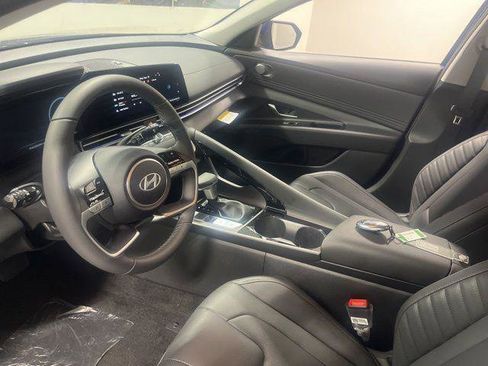 New 2025 Hyundai Elantra Limited FWD image 10