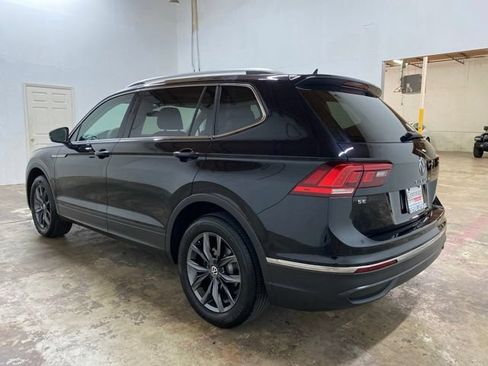 Used 2023 Volkswagen Tiguan SE w/ Panoramic Sunroof Package FWD image 3