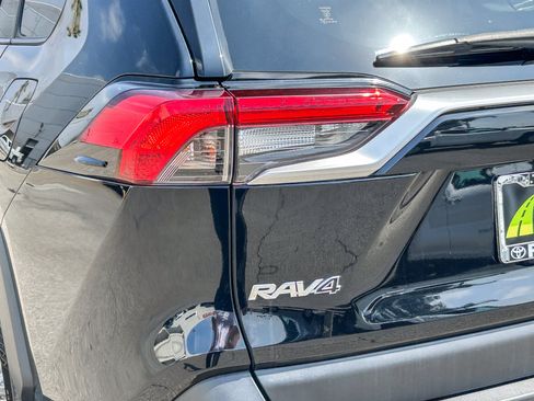 Used 2020 Toyota RAV4 Limited FWD image 9