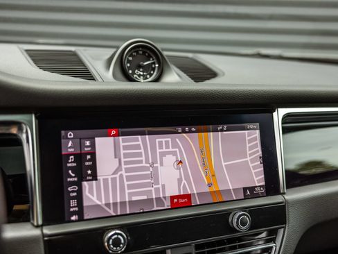 Certified 2023 Porsche Macan AWD/4WD image 16