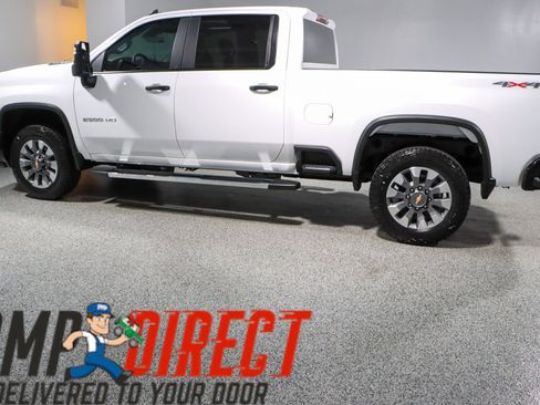 Used 2024 Chevrolet Silverado 2500 Custom image 10