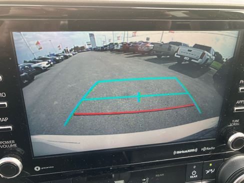 Used 2020 Toyota Highlander XLE AWD/4WD image 23