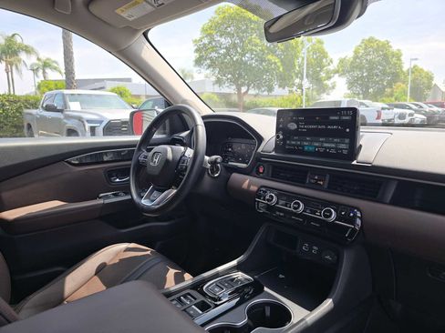 Used 2025 Honda Pilot Elite image 11