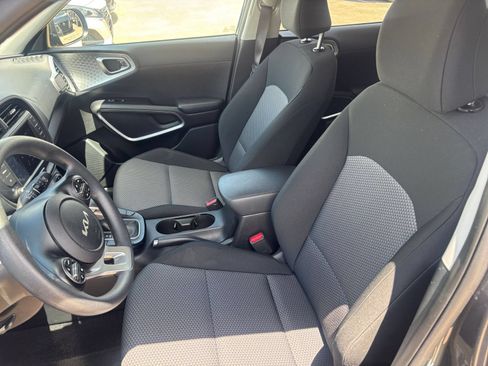 Used 2025 Kia Soul LX w/ LX Technology Package FWD image 35