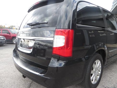 Used 2015 Chrysler Town & Country Touring w/ Driver Convenience Group image 38