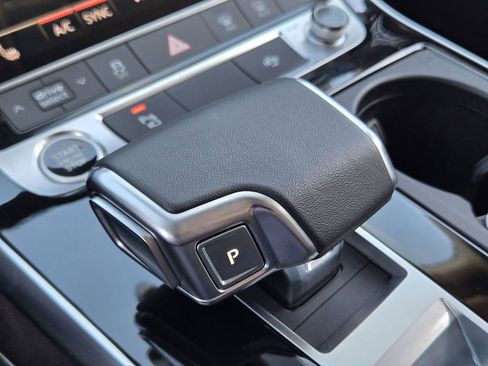 Used 2023 Audi Q8 Premium image 24