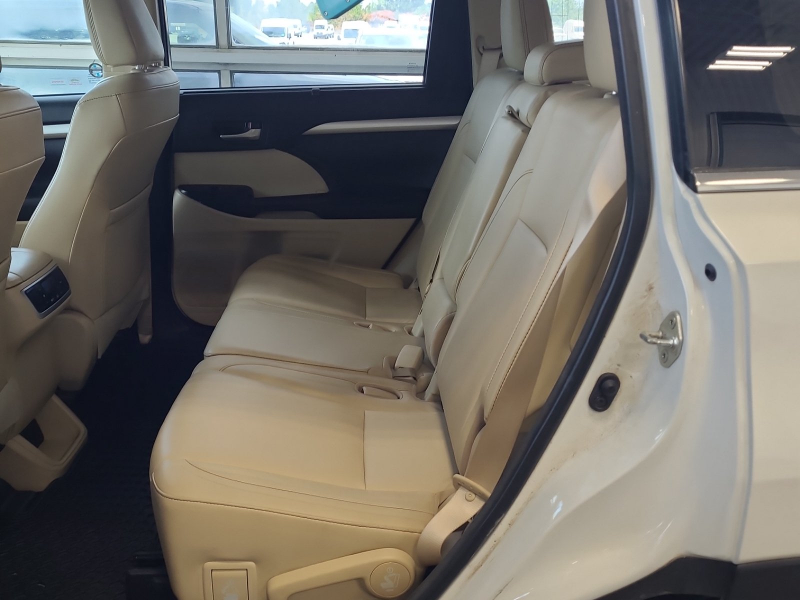 Used 2018 Toyota Highlander AWD V6 image 10