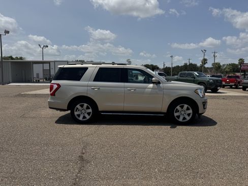 Used 2018 Ford Expedition XLT w/ Equipment Group 202A RWD image 4