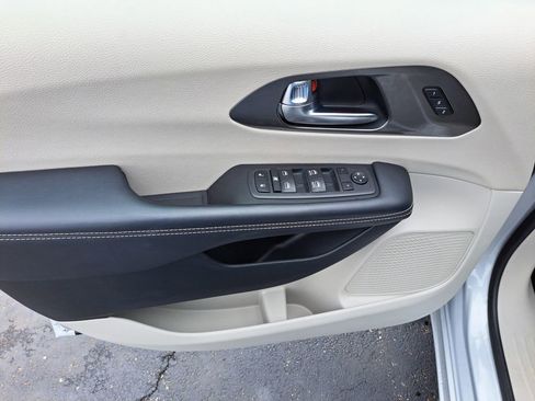 Used 2023 Chrysler Pacifica Touring-L FWD image 19
