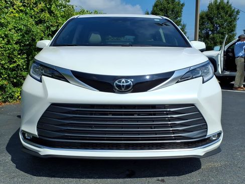 Used 2026 Toyota Sienna Limited FWD image 10