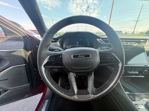 Used 2024 Jeep Grand Cherokee Overland AWD/4WD image 16