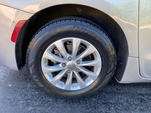 Used 2019 Chrysler Pacifica LX w/ Tire & Wheel Group FWD image 18