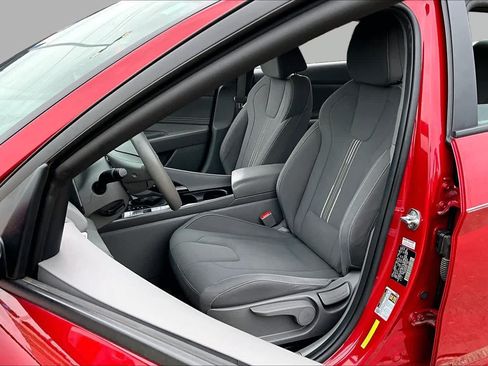 Used 2022 Hyundai Elantra SEL w/ Convenience Package FWD image 8