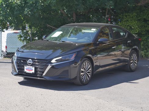 Used 2023 Nissan Altima 2.5 SV w/ SV Premium Package AWD/4WD image 2