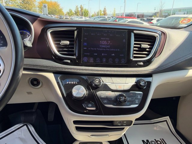 Used 2017 Chrysler Pacifica Limited w/ Tire & Wheel Group FWD image 16